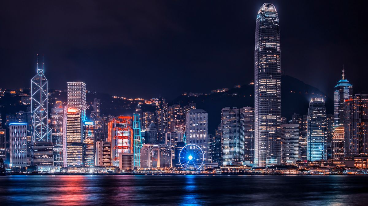 Čína vyhání bankéře z Hongkongu. Nejdřív pendrekovým zákonem, teď daněmi